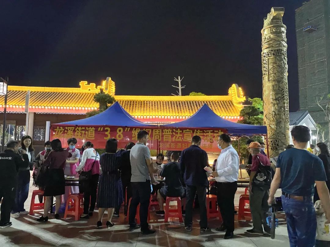广东鸿浩律师事务所联合在龙溪文化广场开展“三八”维权周普法宣传活动